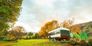 4K:在新西兰，家庭公园里的秋日日出，还有野营车