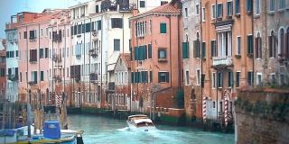 沿着意大利威尼斯水渠航行的摩托艇