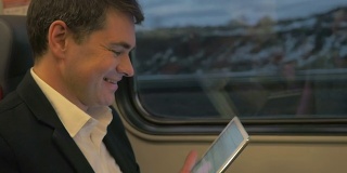 火车上的男人嘲笑平板电脑