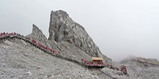 游客在玉龙雪山，中国丽江