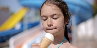 孩子们在游泳池游泳后吃冰淇淋
