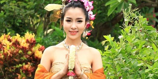 身着泰国传统服饰的泰国美女敬礼(2镜头)