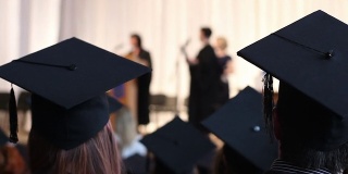 大学毕业生获得硕士学位证书。穿着长袍的年轻人