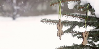 冬天，美丽的雪花形状的木制玩具挂在圣诞树上