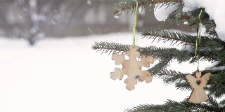 冬天，美丽的雪花形状的木制玩具挂在圣诞树上