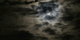 满月和飘过的云彩