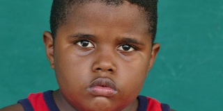 黑人儿童肖像悲伤的儿童面部表情