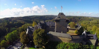 德国索林根堡城堡航拍重建堡垒。美丽的航拍欧洲，文化和风景，镜头在空中移动。无人驾驶飞机在欧洲上空飞行。旅游观光，游览德国。