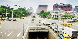 时间流逝-交通在道路交叉路口在台北，台湾