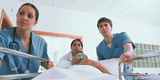 护士们带着氧气面罩开车把病人送到病床上