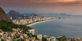 日落在伊帕内玛海滩的时间流逝在里约热内卢de Janeiro，巴西。