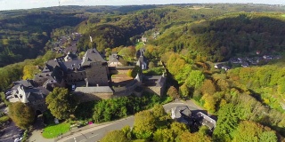 空中骑士城堡，德国城堡堡，欧洲村庄。美丽的航拍欧洲，文化和风景，镜头在空中移动。无人驾驶飞机在欧洲上空飞行。旅游观光，游览德国。