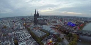 德国大型城市空中俯瞰，科隆旅游全景。美丽的航拍欧洲，文化和风景，镜头在空中移动。无人驾驶飞机在欧洲上空飞行。旅游观光，游览德国。
