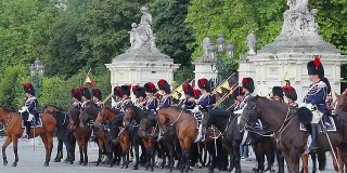 比利时皇家卫队，布鲁塞尔宫殿附近阅兵，骑兵。美丽的欧洲，文化和风景。旅游观光，游览比利时的地标。世界旅行，西欧旅行城市景观，户外拍摄