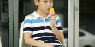 亚洲小孩喜欢吃彩虹冰淇淋。