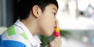 亚洲小孩喜欢吃彩虹冰淇淋。