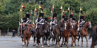 骑兵检阅，比利时皇家骑兵制服。美丽的欧洲，文化和风景。旅游观光，游览比利时的地标。世界旅行，西欧旅行城市景观，户外拍摄