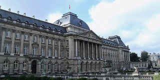 比利时首都布鲁塞尔皇家宫殿，国王为王后。美丽的欧洲，文化和风景。旅游观光，游览比利时的地标。世界旅行，西欧旅行城市景观，户外拍摄
