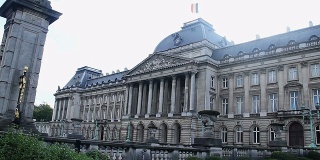 布鲁塞尔皇家宫殿，比利时国旗顶端，豪华建筑。美丽的欧洲，文化和风景。旅游观光，游览比利时的地标。世界旅行，西欧旅行城市景观，户外拍摄