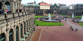 德国洛可可建筑皇家宫殿在德累斯顿，游客日。美丽的欧洲，文化和风景。旅游观光，游客观赏德国地标。世界旅行，西欧旅行城市景观，户外拍摄