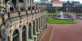 德累斯顿皇宫建立炮台，游客人潮涌动。美丽的欧洲，文化和风景。旅游观光，游客观赏德国地标。世界旅行，西欧旅行城市景观，户外拍摄