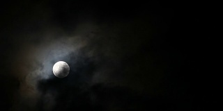 阴天里的满月
