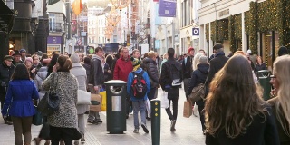 一群不知名的人走在繁忙的都柏林大街上