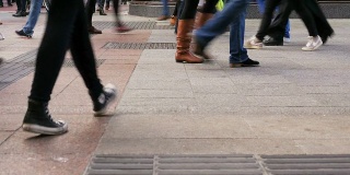 一群不知名的人走在繁忙的都柏林大街上