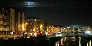爱尔兰都柏林著名的哈佩妮桥夜景
