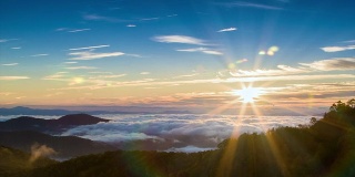 清晨的阳光在高海拔的阿巴拉契亚山脉