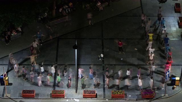 中国人做有氧运动-夜晚时光流逝