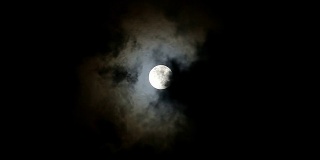 多云天空中的满月(时间间隔)