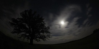 诡异的夜空，满月，乡村道路