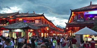 丽江古城晚上与中国游客拥挤。