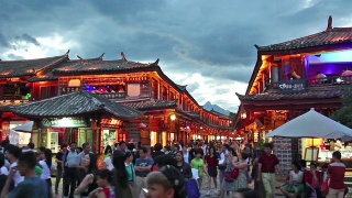丽江古城晚上与中国游客拥挤。视频素材模板下载
