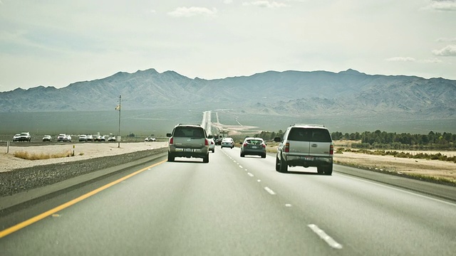 汽车在高速公路上行驶-美丽的高速公路公路山地平线