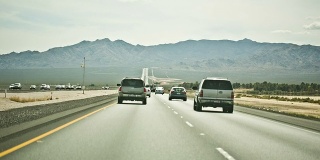 汽车在高速公路上行驶-美丽的高速公路公路山地平线