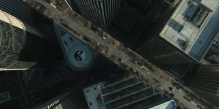 从空中俯瞰大都市的摩天大楼和街道