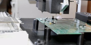 在机器人操纵器的印刷电路板上安装组件