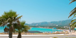 夏天以西班牙为背景，美丽的地中海，棕榈树和蓝天