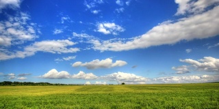 在绿色的田野上，一层一层的云。