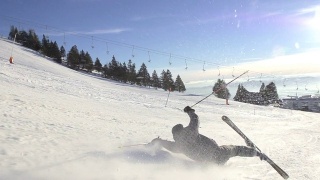 慢动作:滑雪者在滑雪道上摔倒视频素材模板下载