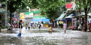 泰国曼谷街道被洪水淹没