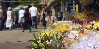 鲜花和市中心购物者。