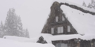 雪花落在房子上，在富山，日本