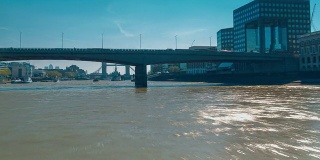 不间断的POV在泰晤士河上的船旅行，伦敦，英国