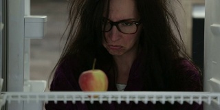 冰箱里的苹果让女人很生气