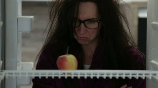 冰箱里的苹果让女人很生气视频素材模板下载