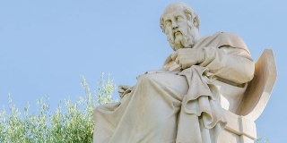 古希腊哲学家柏拉图的大理石雕像，时间流逝