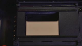 近景检查一个旧相机的快门机制视频素材模板下载